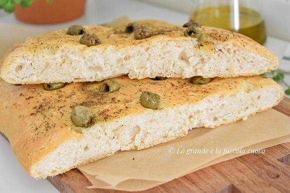 Focaccia z oliwkami na cieście bez wyrabiania