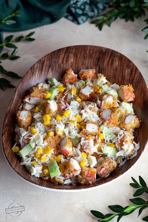 Sałatka ryżowa z surimi i warzywami