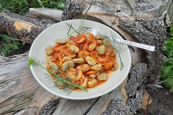 Bób z pieczarkami po cygańsku