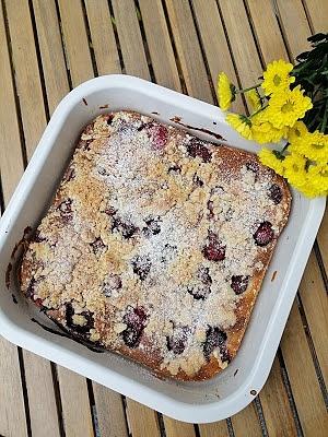 Szybkie ciasto z truskawkami i kruszonką kakaową