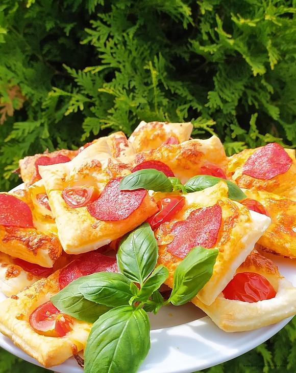 Przekąska z ciasta francuskiego z salami i pomidorem