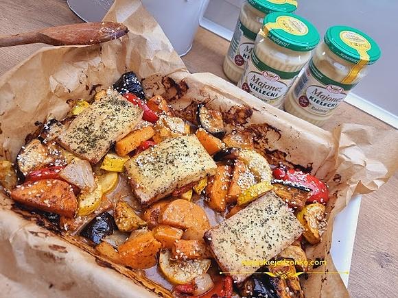 Pieczone kolorowe warzywa w sosie majonezowym