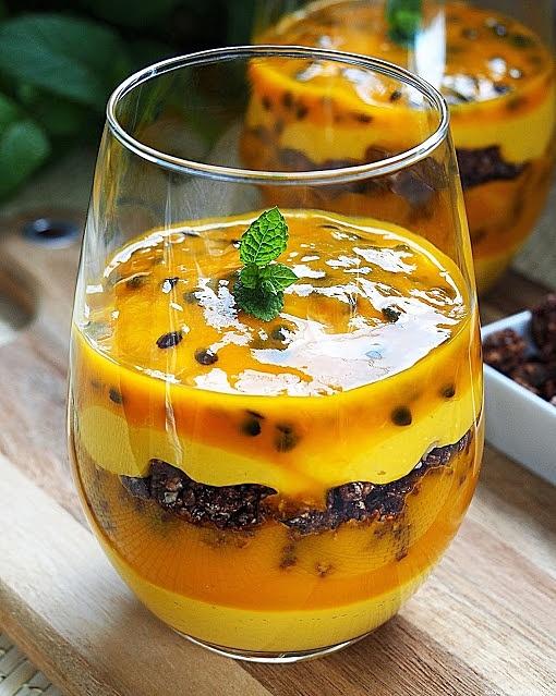 Jaglany deser z mango, marakują i granolą