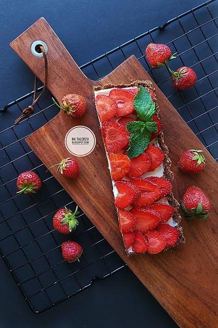 Prosta truskawkowa tarta bez pieczenia