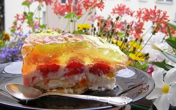 Sernik na zimno z galaretkami malinami i biszkoptami