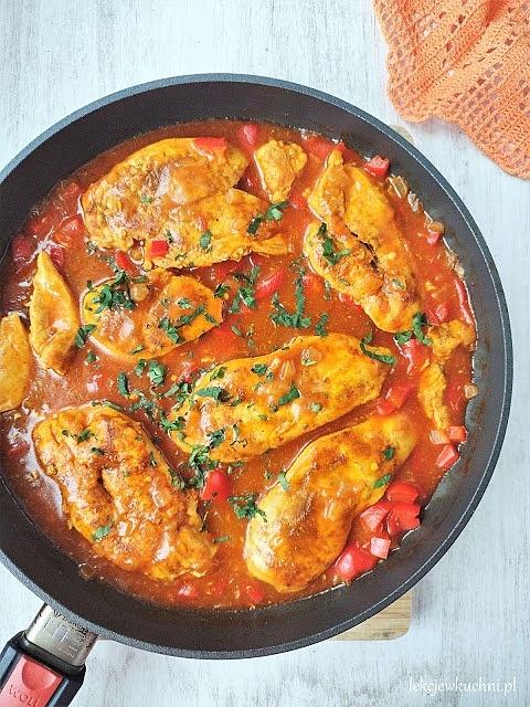 Kurczak w sosie pomidorowym z curry i papryką