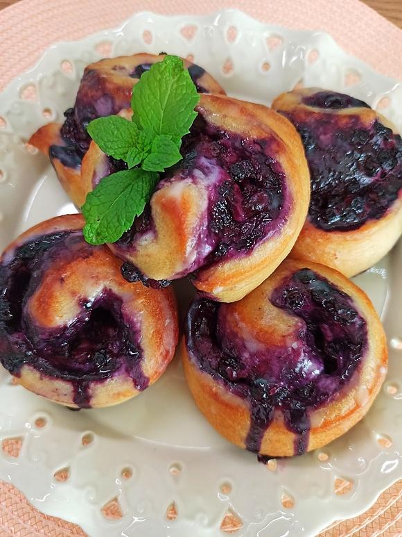 Drożdżówki z jagodami i mascarpone