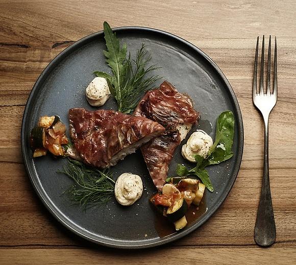 Halibut z selerowym puree i duszoną cukinią na kolację