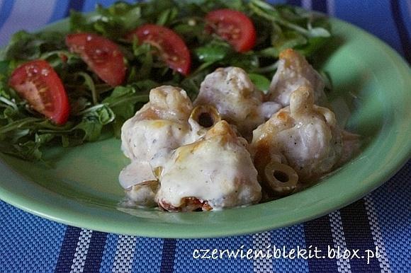 Pierożki bolońskie zapiekane z mozzarellą i oliwkami