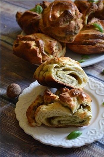 Drożdżowe bułeczki z pesto bazyliowym