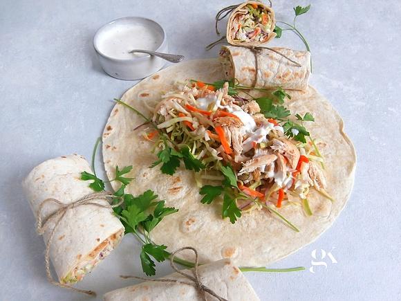 Tortilla z szarpanym kurczakiem i sałatką z kapusty