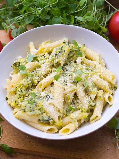 Penne w sosie śmietanowym z cukinią i serem