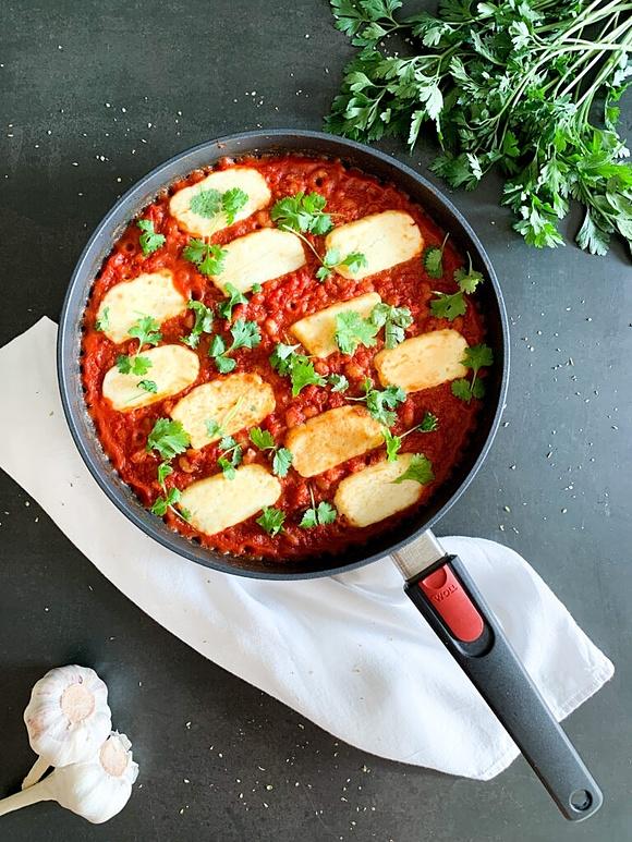 Halloumi zapiekany w pomidorach na patelni woll
