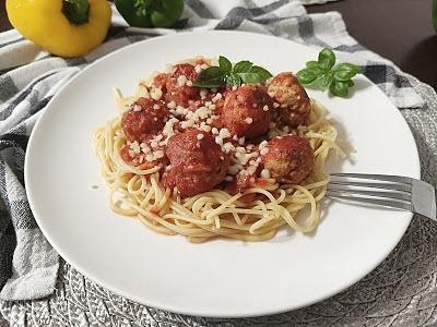 Spaghetti z pulpetami w sosie pomidorowym