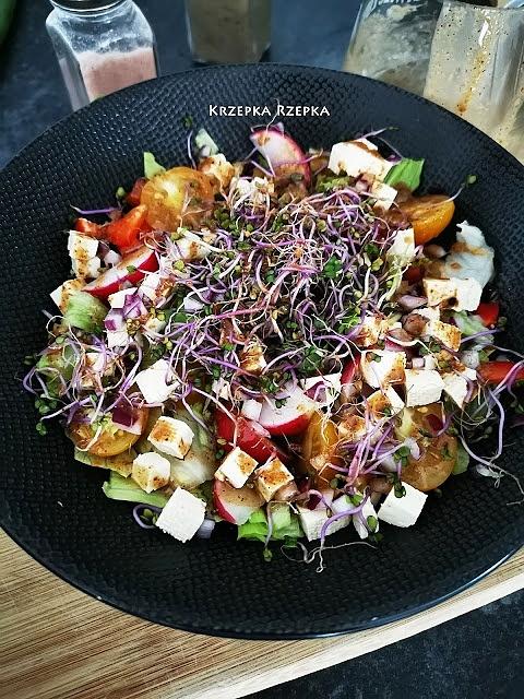 Sałatka z tofu z masłem migdałowym