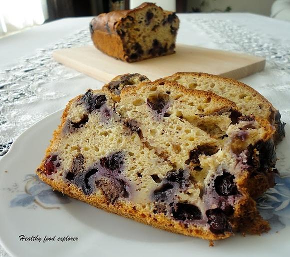 Chlebek bananowy z czekoladą i borówkami