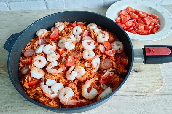 Jambalaya z krewetkami i kiełbaską chorizo