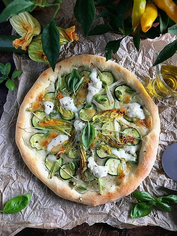 Pizza z białym sosem i cukinią