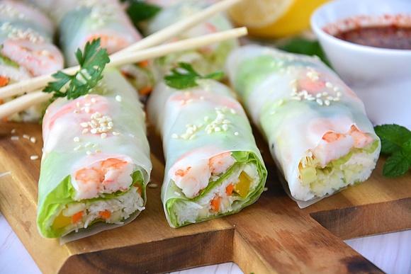 Spring rolls z krewetkami i sosami do maczania