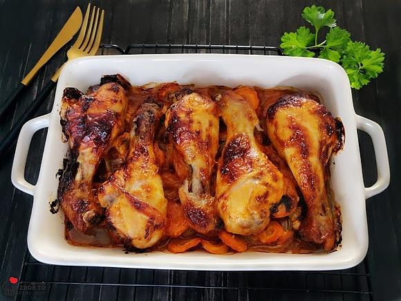 Pieczone pałki z kurczaka w marynacie z ketchupu i majonezu na cebuli i marchewce