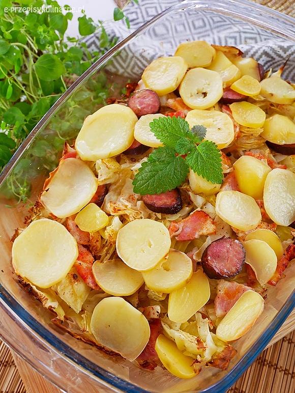 Zapiekanka wiejski kociołek – smaczny obiad z piekarnika
