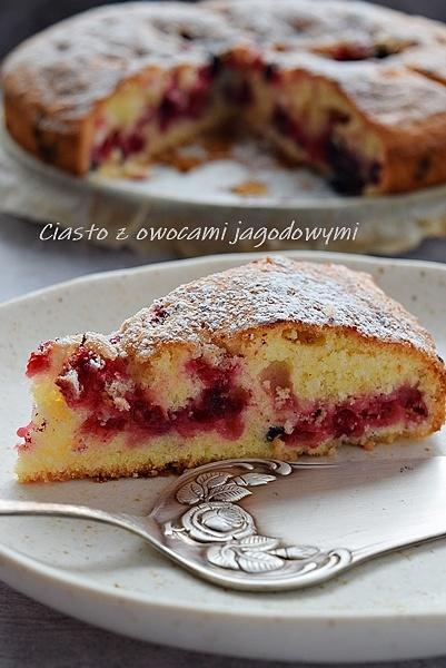 Ciasto z owocami jagodowymi i porzeczkami