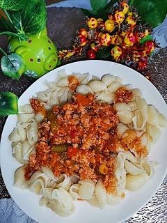 Makaron muszelki z sosem mięsno-pomidorowym