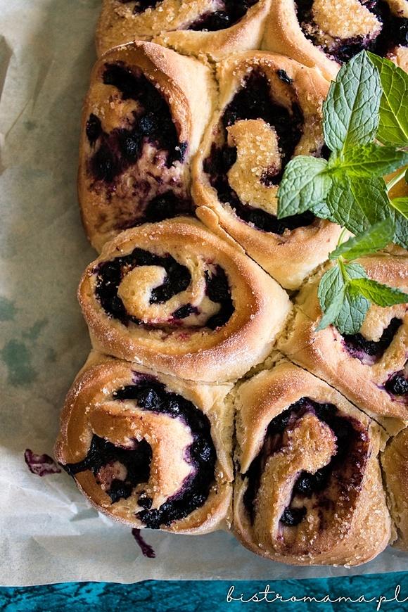 Drożdżowe rollsy z jagodami