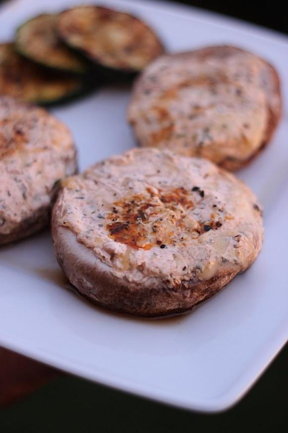 Pieczarki z grilla z serowym nadzieniem (keto, bez glutenu)