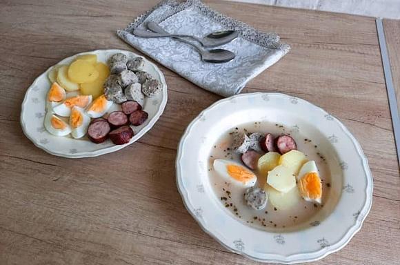 Żurek z ziemniakami, jajkiem i kiełbasą