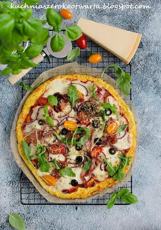Pizza z szynką szwarcwaldzką i rukolą na kalafiorowym spodzie