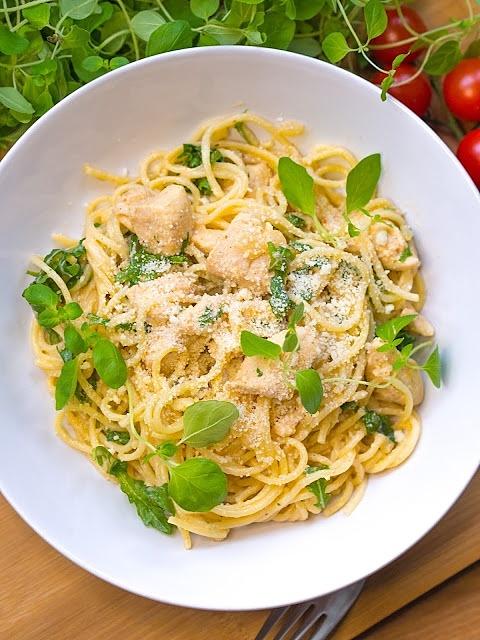 Makaron spaghetti z kurczakiem i rukolą w sosie Alfredo