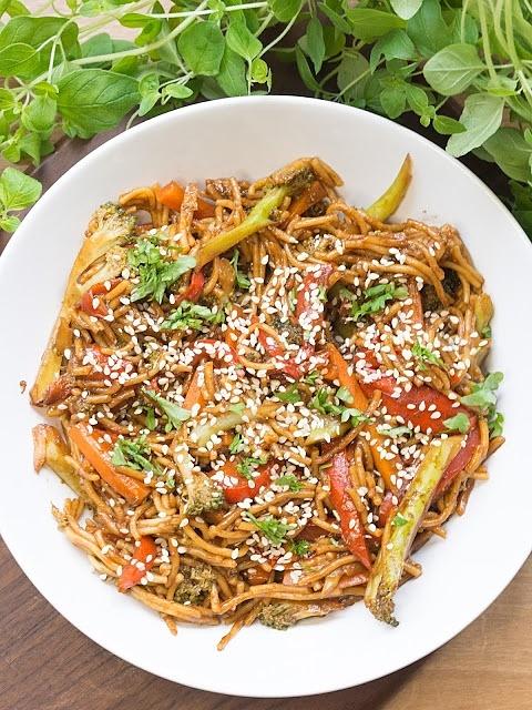 Makaron stir-fry z warzywami i sosem sojowym