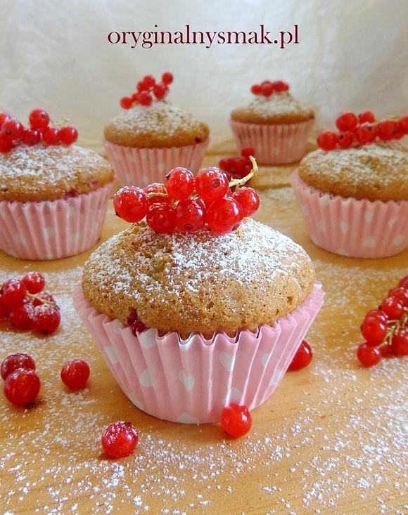 Muffiny migdałowe z czerwoną porzeczką
