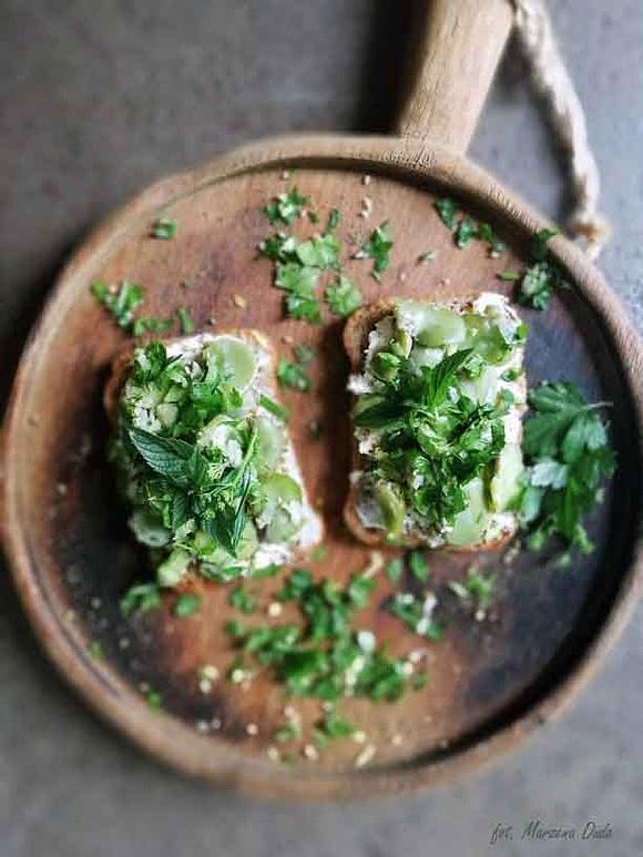 Crostini z serkiem kozim, zatarem, bobem i gremolatą