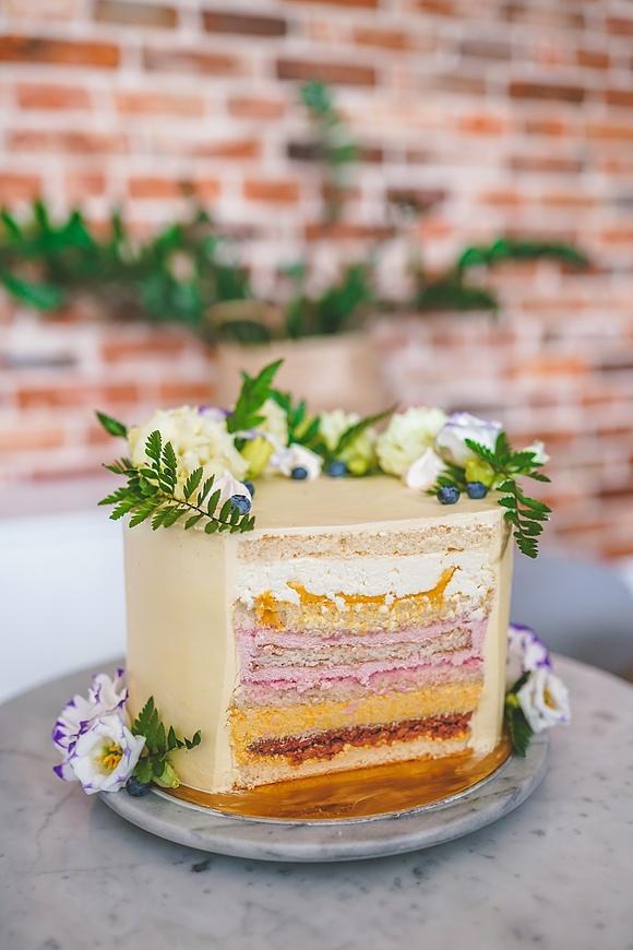Tort mango z chrupiącą maliną i kokosanką