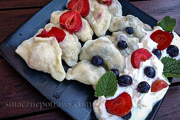 Domowe pierogi z owocami truskawkami i borówkami