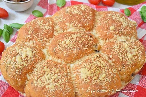 Odrywane bułeczki z suszonymi pomidorami i oliwkami