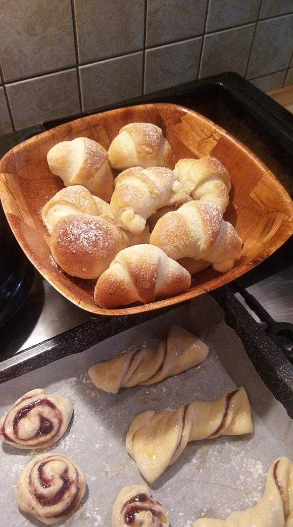 Rogaliki drożdżowe - przepis na domowe wypieki