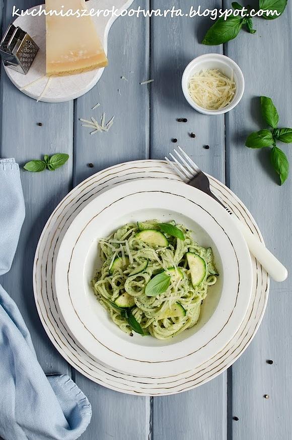 Spaghetti z cukinią w sosie śmietanowym z pesto