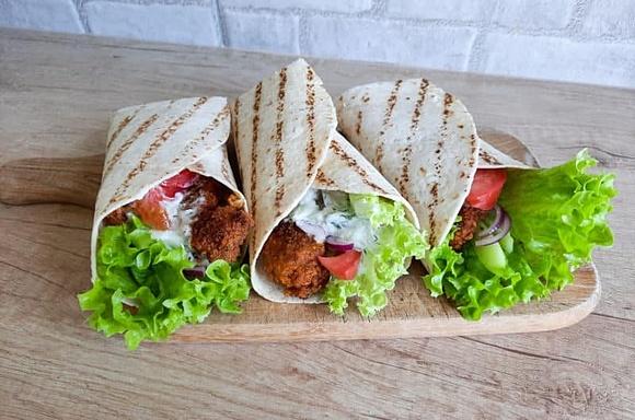 Tortilla z kurczakiem i sosem tzatziki