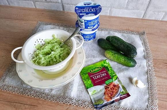 Kremowy grecki sos tzatziki z ogórków gruntowych