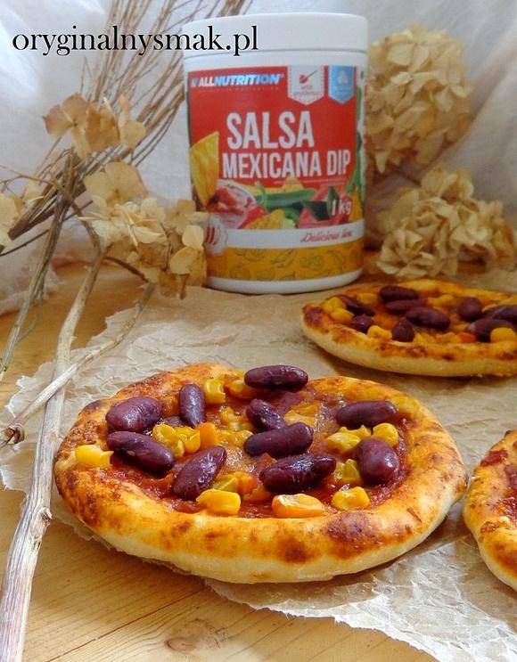 Pizzerinki z salsą Mexicana, chorizo, fasolą, kukurydzą i parmezanem