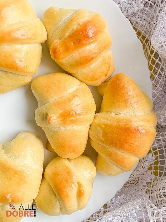Drożdżowe rogaliki z budyniem
