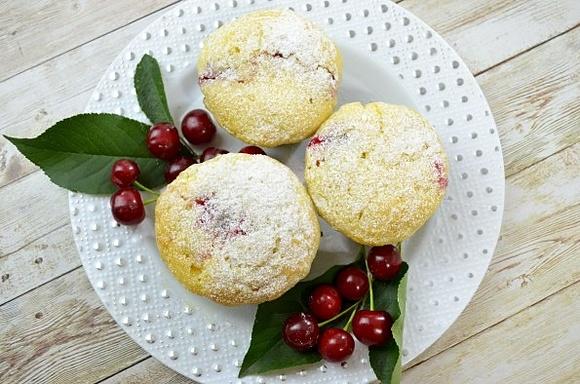 Muffinki z twarogiem i wiśniami