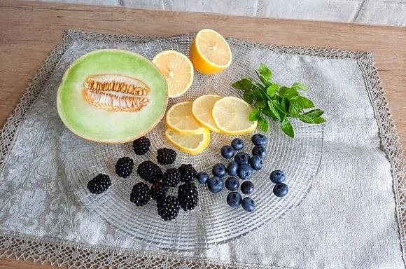 Naturalna owocowa woda smakowa bez cukru