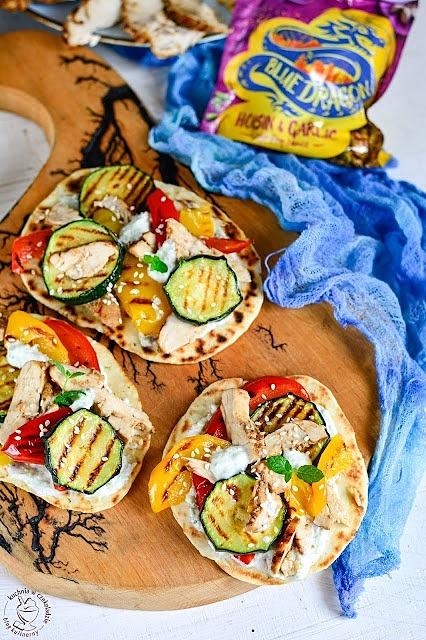 Grillowane chlebki naan z pierśią w sosie stir fry