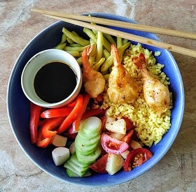 Poke bowl z krewetkami w tempurze