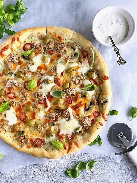 Pizza z tuńczykiem i białym sosem czosnkowym