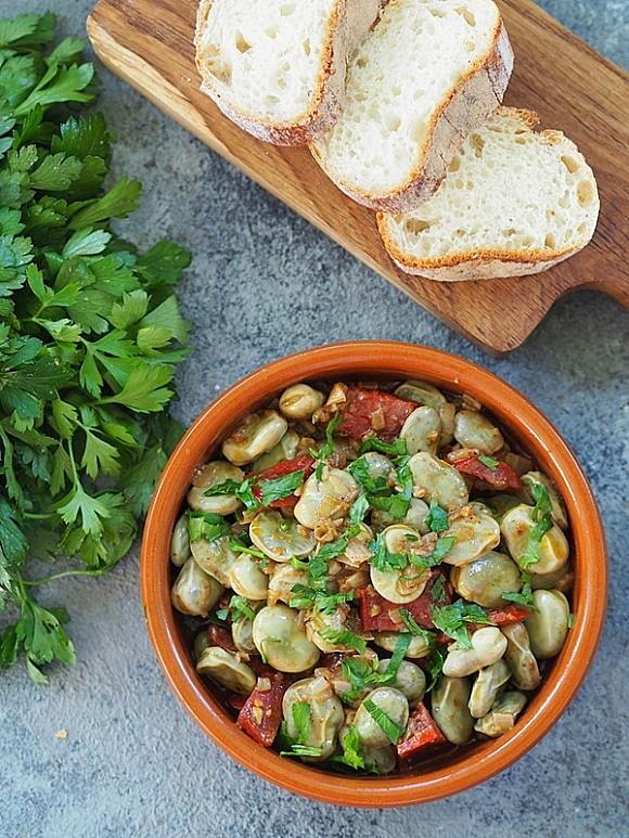 Bób z winem i chorizo - hiszpańskie tapas